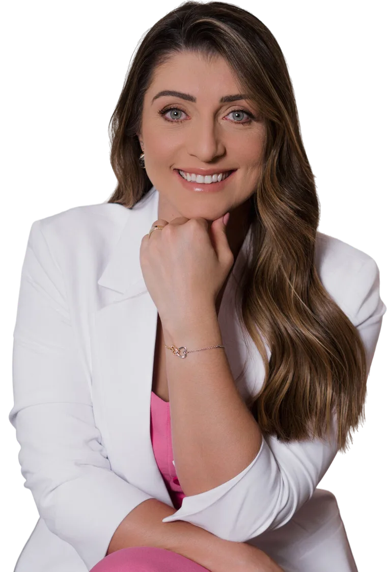 Ivana Bosa Colin de blazer branco, com a mão no queixo